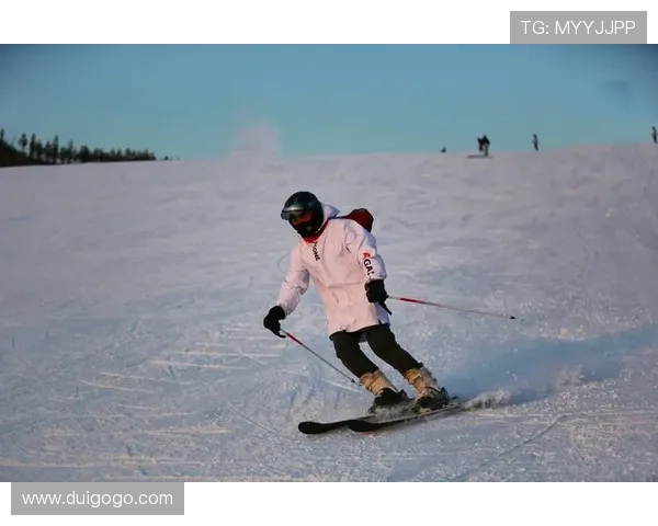 滑雪技巧全面解析:掌握基础动作要领提升滑雪水平